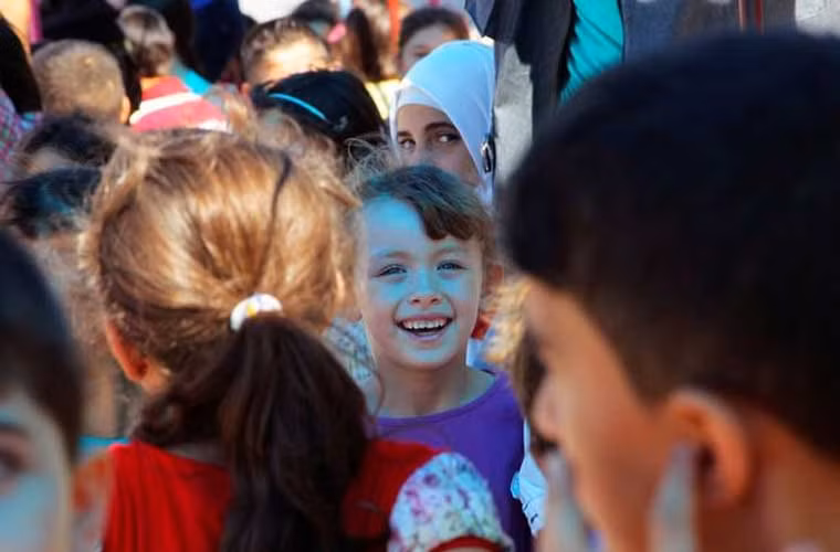 Nụ cười rạng ngời của một bé gái sống ở thành phố Idlib trong ngày cả nước im tiếng súng.
