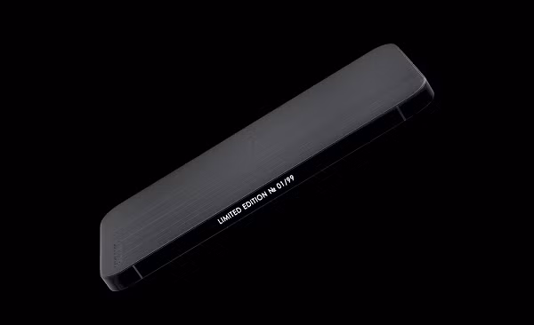 Ngay cả Logo của Apple cũng bị loại bỏ, khi nhìn ở mặt sau, chiếc iPhone gần như là một khối kim loại phẳng, bên dưới chỉ có khắc tên thương hiệu Caviar.