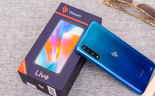Mặc dù có mức giá không thể hấp dẫn hơn, nhưng Vsmart Live được ưu ái trang bị tấm nền AMOLED độ phân giải Full HD+ cho khả năng hiển thị xuất sắc. Không chỉ cho hình ảnh sắc nét mà nhờ tấm nền cao cấp, máy còn hiển thị rất tốt dưới điều kiện ánh sáng mạnh, đây là ưu điểm tuyệt vời gần như không thể tìm thấy trên các sản phẩm cùng phân khúc.