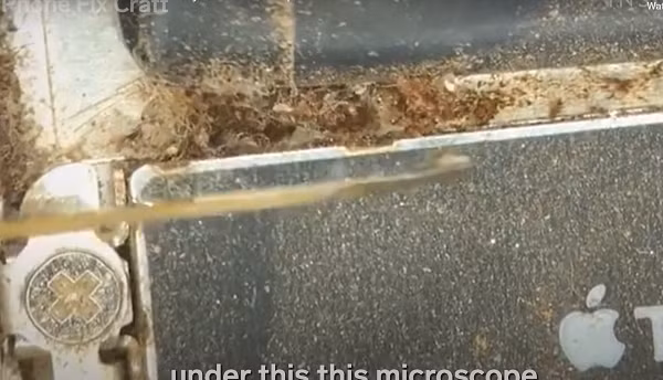 Không chỉ gây bão trên mạng xã hội, đoạn video nhanh chóng trở thành đề tài gây tranh cãi, nhiều người khẳng định rằng, họ chưa bao giờ thấy một chiếc iPhone nào bẩn đến thế.