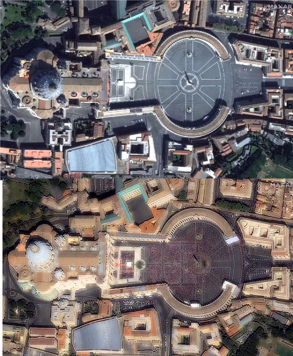 khung cảnh buổi lễ tại Nhà thờ Thánh Sanit Peter (Rome, Italia) năm 2020 vắng vẻ, hiu quạnh, trái ngược hẳn với khung cảnh chật kín người trong buổi lễ của năm 2011.