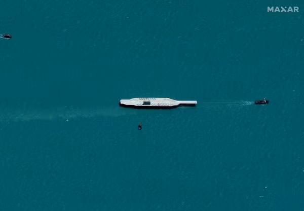 Khi căng thẳng giữa Mỹ và Iran tiếp tục gia tăng, Iran đã kéo tàu sân bay giả, sao chép giống như các tàu sân bay lớp Nimitz mà hải quân Hoa Kỳ thường xuyên đi vào Vịnh Ba Tư.