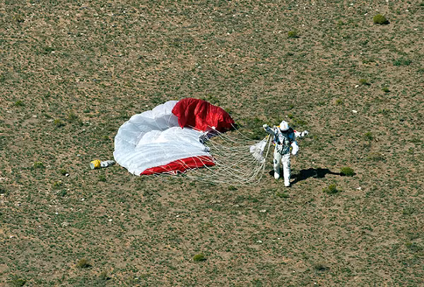Xuống đến độ cao 1.500m, dù của Baumgartner bật mở, cuối cùng ông đáp xuống sa mạc nằm tại phía đông tiểu bang New Mexico sau tổng cộng 9 phút mà không phải chịu bất kỳ chấn thương nào.