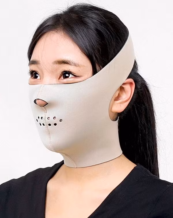 Một loại mặt nạ độc đáo vừa nâng cơ mặt vừa có chức năng xông hơi giúp cho khuôn mặt trở nên thon gọn.