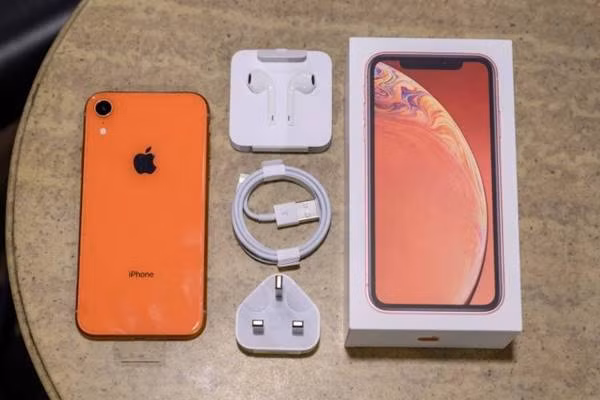 iPhone XR là một chiến lược khá thú vị của Apple: giữ lại những đặc điểm thiết kế và tính năng nổi bật của mẫu XS và XS Max đắt tiền hơn, đồng thời hy sinh một số thứ khác để hạ giá thành.