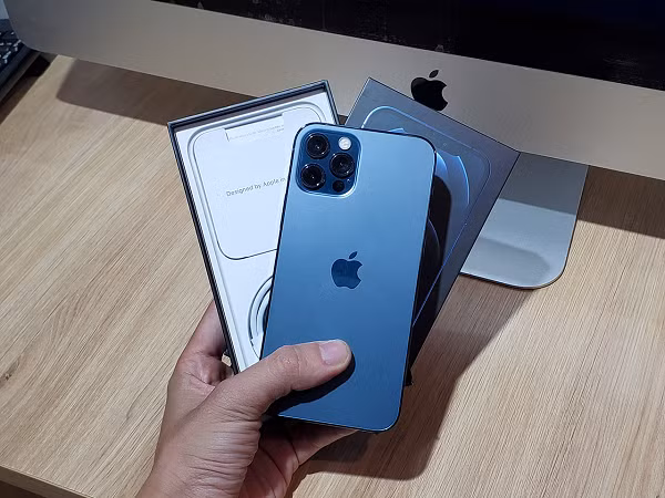Theo anh Toàn mua hai chiếc iPhone 12 Pro Max có tổng giá trị 61,1 triệu đồng. Đến ngày 12/12, đơn vị vận chuyển Best Express giao cho anh Toàn hộp hàng. Thế nhưng, bên trong hai chiếc hộp iPhone 12 Pro Max chỉ có bút chì màu.