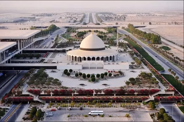 Sân bay quốc tế King Fahd của Arab Saudi là sân bay có tổng diện tích lớn nhất thế giới với tổng diện tích 78.000 hecta (780 km vuông). Tuy nhiên, phần lớn diện tích là dành cho các khu vực cảnh quan, trang trí bên ngoài, diện tích sử dụng thực tế của sân bay này "chỉ" có 3.675 hecta.