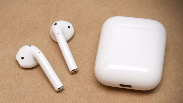 Mặc dù là AirPod giá rẻ, nhưng chiếc tai nghe mới này vẫn dùng những công nghệ tương tự như Airpods Pro như chip xử xứ H1 hay quy cách đóng gói phụ kiện dạng SIP.