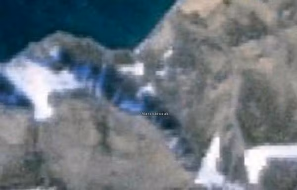 Địa điểm có tên Narssarssuk nằm ở Vòng Bắc Cực, Greenland cũng là nơi khó tìm kiếm nhất trên Google Earth vì đã được làm mờ. Nơi đây từng là khu định cư, nhưng sau đó bị bỏ rơi trên rìa Bylot Sound miền bắc Greenland. Đây là căn cứ không quân Thule của Mỹ.