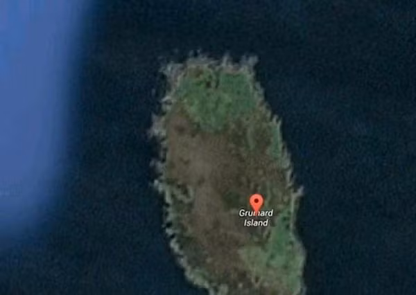 Hòn đảo Gruinard - Scotland có hình bầu dục dài chỉ vài cây số và rộng 1km bị bỏ hoang sau khi các nhà khoa học Anh được cho là đã thử nghiệm vi khuẩn bệnh than tại đây năm 1942. Địa điểm này ngày nay vẫn không ai dám ghé tới vì nghi ngờ sinh vật trên đảo còn nhiễm bệnh.