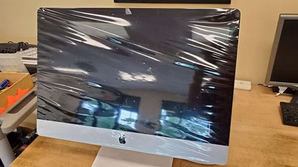 Mới mua nên không nỡ bóc lớp giấy bóng kính ra.