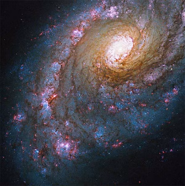 Ở khoảng cách 59 triệu năm ánh sáng so với Trái đất, thiên hà bùng nổ sao (starburst) Caldwell 45 có thể được nhìn thấy bằng kính thiên văn nhỏ. Còn gọi là NGC 5248, hình ảnh tuyệt đẹp của Hubble về thiên hà này được quan sát bởi WFC3 và camera hành tinh/trường rộng 2 (WFPC2).