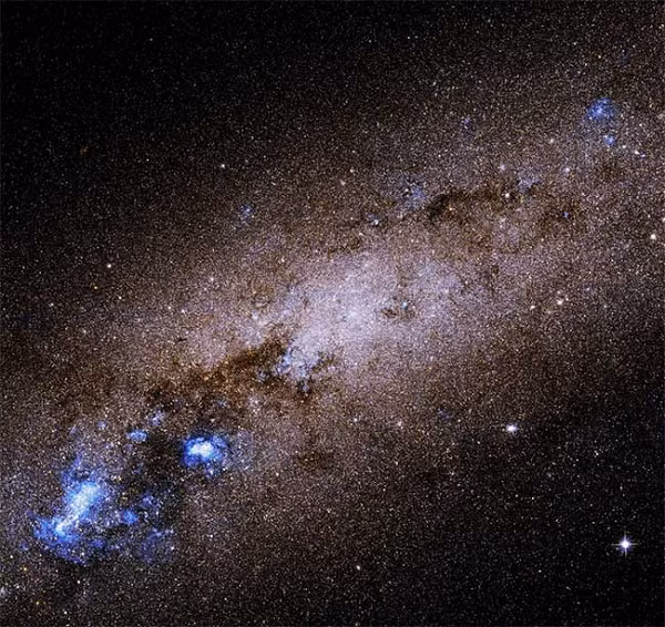 Được gọi là Caldwell 72 (NGC 55), thiên hà này cách Trái đất 6,5 triệu năm ánh sáng trong chòm sao Sculptor. Theo CNET, Caldwell 72 được phân loại là thiên hà kiểu Magellan.