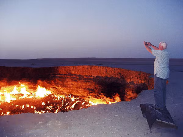 Câu chuyện bắt đầy từ trung tâm sa mạc Karakum của Turkmenistan, là một phần của Liên bang Xô viết hồi năm 1971. Người Liên Xô khi đó theo đuổi tìm kiếm các mỏ dầu và phát hiện ra thứ mà họ cho là có nguồn dồi dào trên sa mạc.