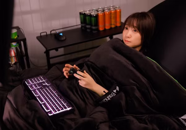 Hãy tưởng tượng việc nằm dài trên ghế sofa, ghế chơi game hoặc giường mà vẫn có thể vừa đắp chăn ấm áp vừa cầm controller, smartphone làm vài ván điện tử cùng hội bạn là không kìm nén được sự háo hức rồi.