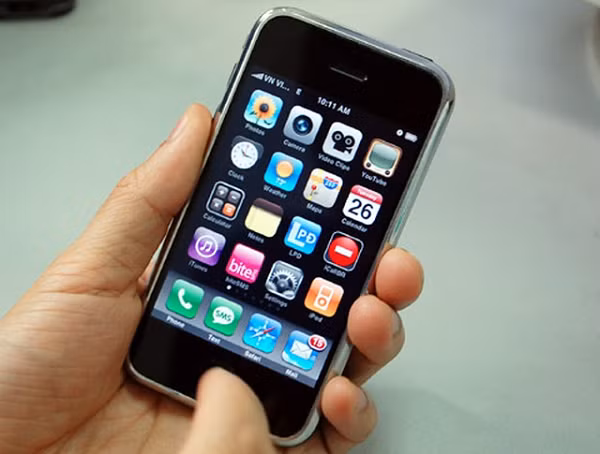 Năm 2017, Bob Burrough từng trả lời phỏng vấn, nói rằng Apple đã thay đổi đáng kể trong khâu lắp ráp iPhone, trở nên chuyên nghiệp hơn.