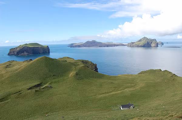 Một trong những lời đồn phổ biến nhất có liên quan đến ngôi sao nhạc pop của Iceland đầu những năm 2000 - ca sĩ Bjork. Theo tờ The Independent, nữ danh ca đã dùng sức ảnh hưởng của mình để đề nghị chính phủ cho phép xây dựng một ngôi nhà kèm studio trên đảo Elliðaey - nơi cô có thể nghỉ dưỡng yên bình sau các show diễn tất bật.