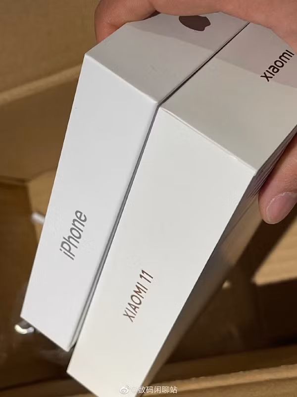 Xiaomi Mi 11 sắp tới cũng không có bộ sạc đi kèm mà được gói riêng ở ngoài. Hình ảnh bị lộ ra trên Weibo của tài khoản Digital Chat Station cho thấy, hộp đựng Xiaomi Mi 11 có kích thước gọn nhẹ hơn, rất gần với iPhone 12.
