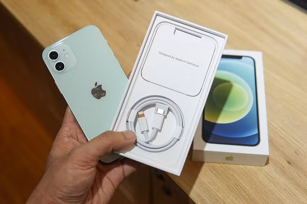 Apple giải thích lý do của việc loại bỏ củ sạc (và cả tai nghe) trong hộp iPhone 12 là nhằm thực hiện cam kết giảm thiểu khí thải carbon trong khâu sản xuất, bảo vệ môi trường, đồng thời giảm chi phí vận chuyển sản phẩm.