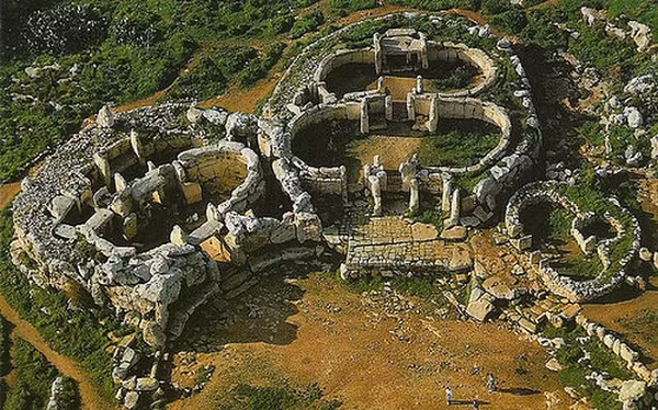 Đảo Gozo, Malta là bí ẩn lớn nhất trên Trái Đất. Nó thậm chí có tuổi đời lâu hơn các kim tự tháp Ai Cập trước đó 1000 năm tuổi. Đặc biệt, các công trình này có chức năng văn hóa. Đến nay, người ta vẫn không thể lý giải được vì sao những người thời bấy giờ có thể di chuyển được những tảng đá nặng vài tấn và tại sao xây dựng chúng và tại sao nền văn minh này lại bị bỏ quên.