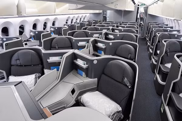 Chiếc ghế có thể ngả thành giường nằm ngay lập tức với chiều dài hơn 1,8m, bề rộng khoảng 55 cm và thiết bị hỗ trợ lưng hiện đại.