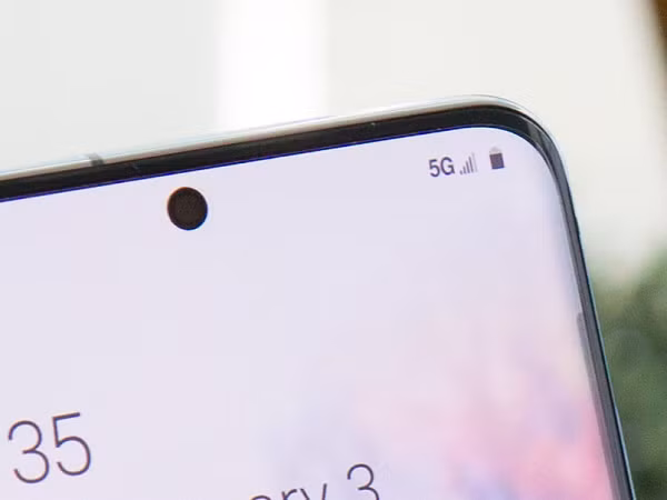 Vào cuối năm 2019, 5G đã bắt đầu được triển khai trên thế giới và theo dự kiến đến 2025 sẽ có hơn 1.7 tỷ người dùng. Mạng 5G có băng thông rất lớn khi theo lý thuyết có thể đạt tốc độ tối đa lên tới 10 Gbps, nhanh hơn khoảng 100 lần so với mạng 4G hiện nay. 5G hoạt động ở tổng cộng 3 băng tần: Dải tần thấp 600-700MHz, dải tần trung 2,5-3,7GHz và dải tần cao 25-39GHz.