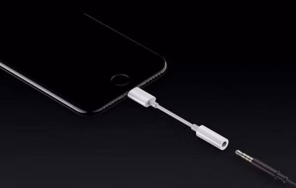 Nhà sản xuất tiên phong trong việc loại bỏ cổng cắm tai nghe 3.5mm trên smartphone chính là Apple. Trên chiếc iPhone 7, Apple đã có một hành động gây khá nhiều tranh cãi khi loại bỏ đi thành phần tồn tại trên hầu hết các chủng loại PC, các thiết bị di động từ thập niên 90 cho tới nay.