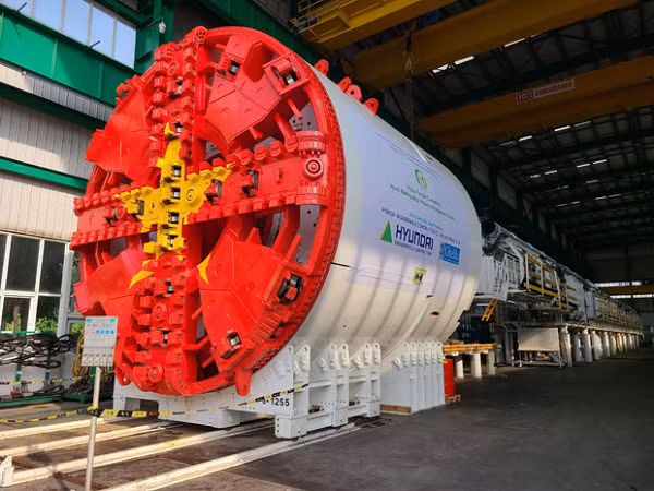  Robot đào hầm (TBM) của tuyến số 3, đoạn Nhổn - ga Hà Nội là một cỗ máy lớn với nhiều bộ phận phức tạp như đầu cắt, khiên đào, tay trộn, buồng điều áp, xilanh đẩy, hệ thống vận chuyển đất thải…