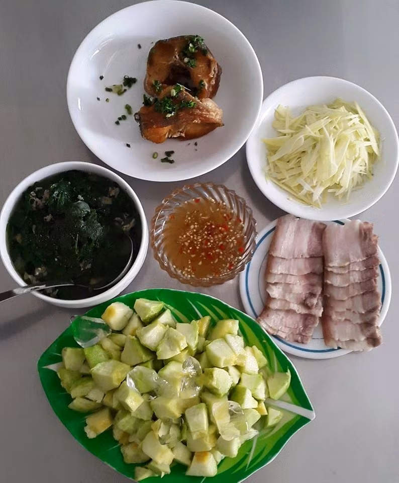Thứ sáu: Cá lóc chiên ăn kèm xoài xanh thái chỉ, thịt ba chỉ luộc và canh rau ngót nấu thịt băm. 