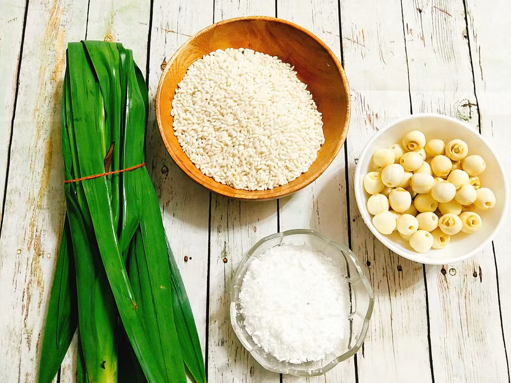 Nguyên liệu để xôi hạt sen lá dứa gồm có: 500 gram gạo nếp, một bó lá dứa, một chút muối, vụn cơm dừa hoặc dừa bào sợi, 200 gram hạt sen, đường (nếu thích ăn ngọt).