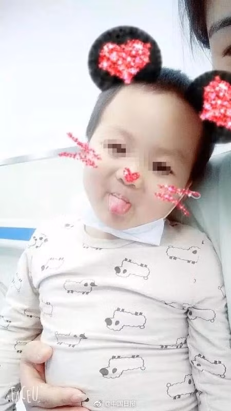 Hình ảnh thời thơ ấu của Bảo Bảo, khi cậu bé vẫn còn khỏe mạnh. (Nguồn Sina)