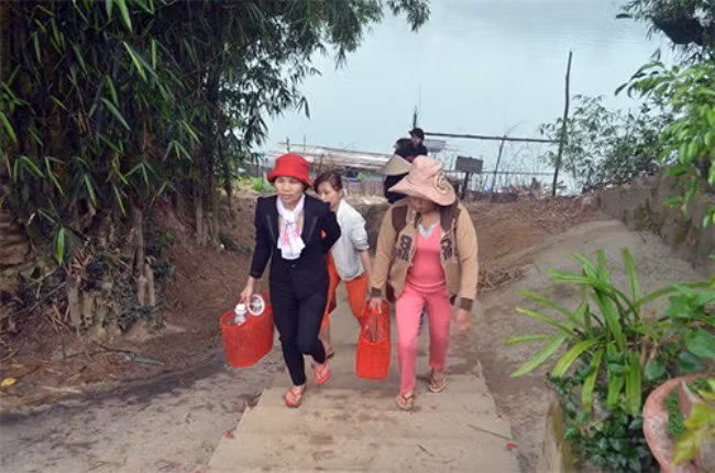 Mỗi mùng 3 Tết, ngược dòng sông Thu Bồn hiền hòa, du khách sau khi vãn cảnh thắng cảnh Hòn Kẽm - Đá Dừng nổi danh gần xa sẽ nhẹ gót đến vùng đất Trung Phước tham gia phiên chợ Cầu May độc đáo của những người dân sơn cước xứ Quảng.