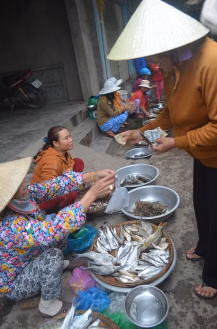 Người bán hàng luôn nở nụ cười với mong muốn năm đó may mắn, mua may bán đắt, làm ăn suôn sẻ. Họ ra giá cho khách hàng mặc cả nhưng không quan trọng chuyện lời lỗ, miến bán được là có may. 