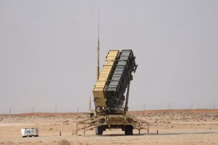 Ngoài ra còn có một hợp đồng về huấn luyện, hỗ trợ kỹ thuật, do Lockheed Martin và nhà thầu quốc phòng Raytheon thực hiện, với trị giá 425 triệu USD; và một hợp đồng về sửa chữa, trị giá 200 triệu USD, cũng do các công ty trên thực hiện.