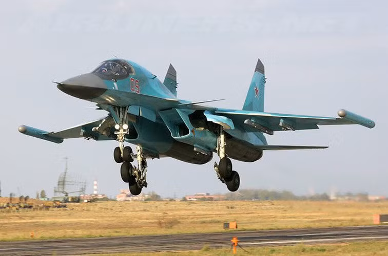 Được biết tất cả các máy bay Su-34 theo hợp đồng mới sẽ được sản xuất theo chương trình phát triển có tên gọi "Sych". Nội dung hiện đại hóa bao gồm cập nhật hệ thống điện tử hàng không, cài đặt vũ khí chính xác và một bộ khí tài trinh sát treo ngoài.
