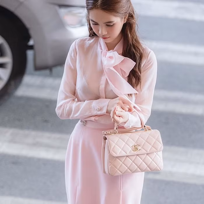 Nếu như ở những bức chụp xa, Ngọc Trinh xinh đẹp hoàn hảo.