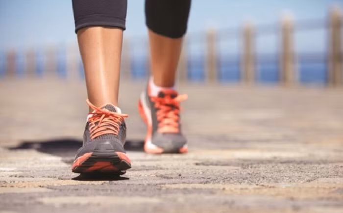 Duy trì các bài tập nhẹ nhàng hàng ngày như nhảy dây, yoga, bơi lội hay chạy bộ 30 phút mỗi ngày cũng góp phần củng cố sức khỏe tổng thể nói chung, tử cung nói riêng.