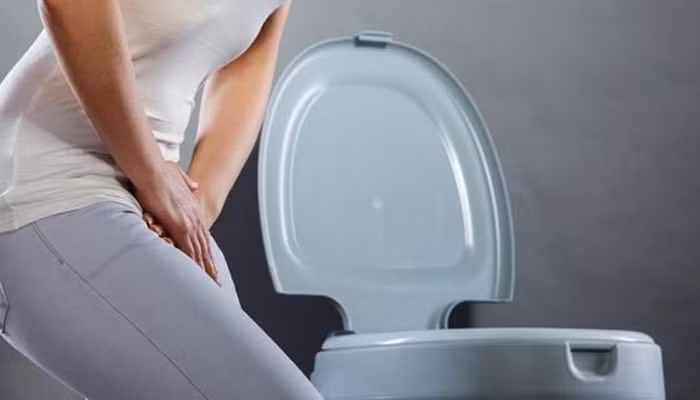 Do đó nếu gặp khó khăn khi tiểu tiện, ngoài các bệnh lý về hệ tiết niệu, bạn nên chú ý xem tử cung có hề hấn gì không bằng cách thực hiện xét nghiệm nước thải tại các bệnh viện uy tín.