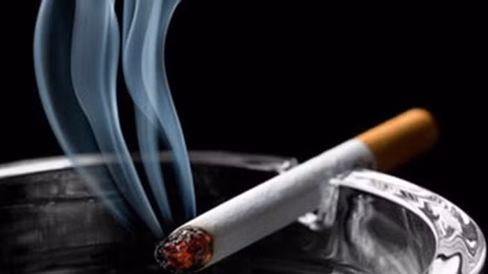 Hút thuốc. Hút thuốc lá ngay khi thức dậy vào buổi sáng cũng có thể khiến gan bị "đánh phủ đầu". Do trong quá trình hút thuốc độ nhớt của máu tăng lên, khi máu đặc thì không thể lưu thông tuần hoàn tốt, ảnh hưởng đến quá trình cung cấp máu bình thường của cơ thể.