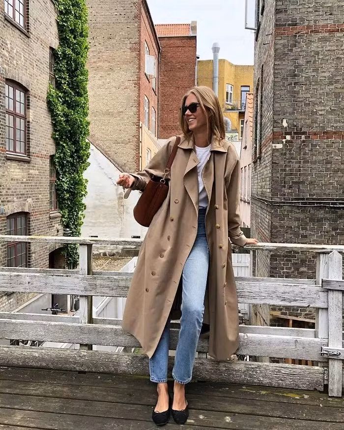 Ngoài quần denim loe, áo khoác với quần denim ống nhỏ, phom cứng mang lại cảm giác mạnh mẽ song không hề thô kệch.