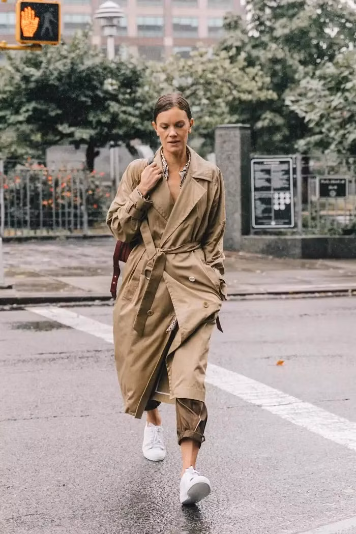 Diện mãi denim với áo khoác đôi khi khiến bạn cảm thấy đơn điệu. Hãy thử thay thế bằng quần âu. Vẻ ngoài của chị em sẽ trở nên thời thượng, vừa thoải mái mà lại phóng khoáng.