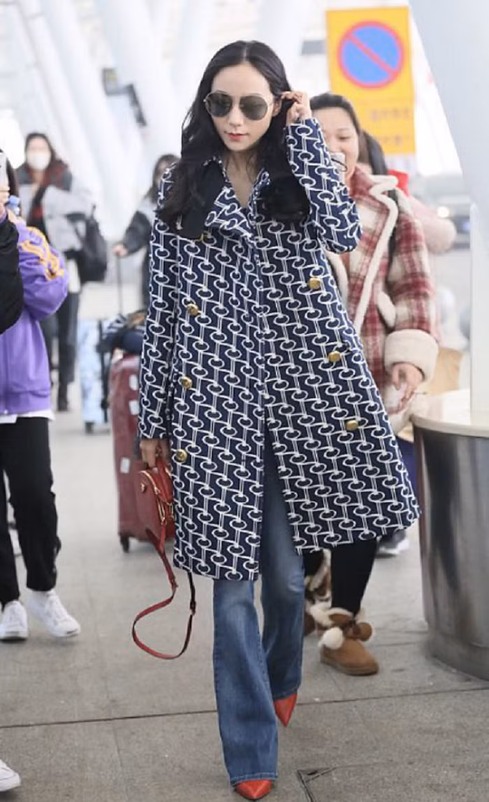 Áo khoác dài là trang phục không thể thiếu trong mùa đông giá lạnh. Thay vì item legging với áo khoác lỗi thời, bạn có thể kết hợp áo khoác dài ngang gối với quần ống loe denim, giày cao gót mũi nhọn. Set đồ này thích hợp với chị em ưa phong cách thanh lịch, nữ tính.