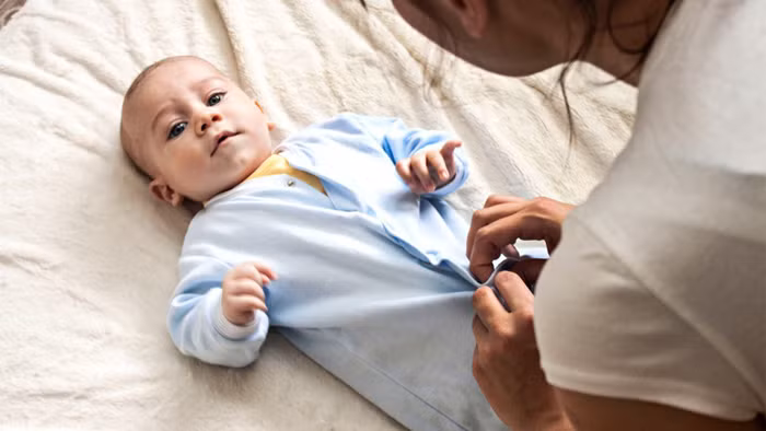 Thời tiết lạnh, chú ý tránh “gió lùa vào gáy, lạnh từ bàn chân”. Bạn nên đội mũ, quàng khăn, đeo khẩu trang kết hợp đi giày, tất giữ ấm song vẫn đảm bảo thoáng khí, hút ẩm tốt nhằm giữ ấm cho đôi chân.