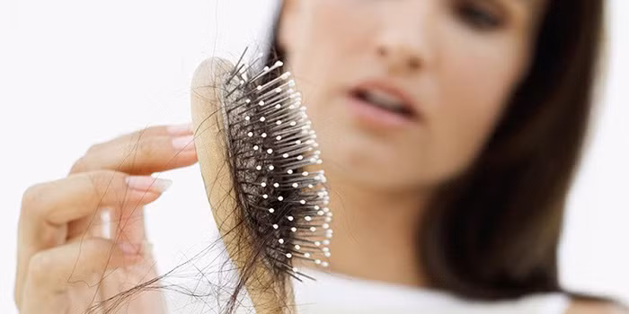 Rụng tóc. Một người khỏe mạnh sẽ rụng từ 50 – 100 sợi tóc mỗi ngày. Rụng tóc cũng có thể là một phản ứng bình thường, chẳng hạn như sau một ca phẫu thuật, chấn thương hay bị sốt. Dù vậy, bạn không nên bỏ qua nếu tóc rụng nhiều bất thường bởi đôi khi nó là dấu hiệu cho thấy cơ thể rối loạn testosterone – loại hormone chịu trách nhiệm bảo vệ, giúp tóc luôn khỏe mạnh.