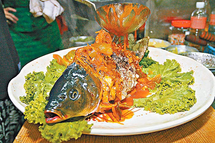 Người ta tin rằng ăn những chú cá chép “sống dở chết dở” mới thực sự đại bổ; giúp người thưởng thức hấp thu toàn bộ tinh hoa của chúng.