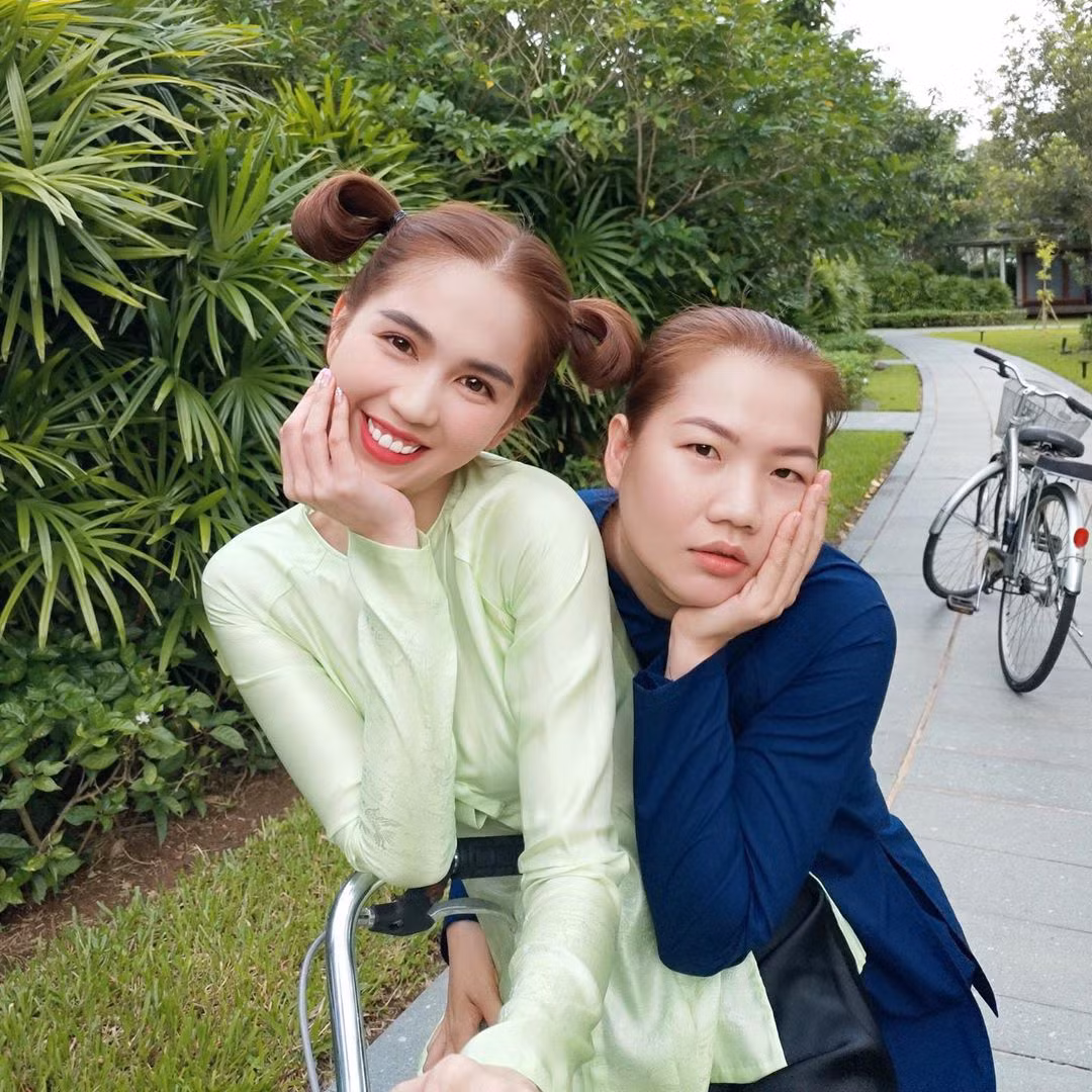 Được biết, những bức hình được Ngọc Trinh chụp khi nghỉ dưỡng tại một resort nổi tiếng ở Cần Thơ. Chuyến đi lần này cô kết hợp tham quan, ngắm cảnh và quay vlog mới.