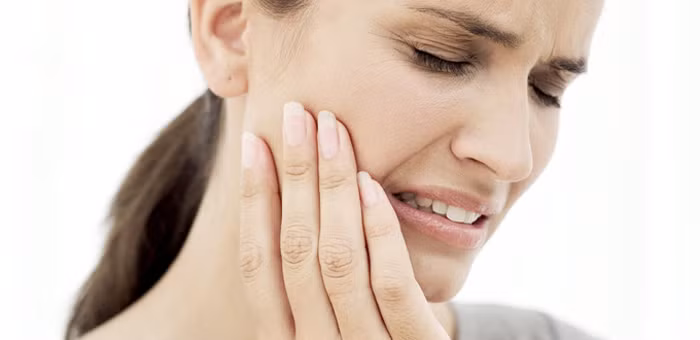 Khác với cơn đau do sâu răng, đau răng do tổn thương mạch máu không có điểm đau rõ ràng. Nó chỉ kéo dài chừng 1 phút rồi nhanh chóng thuyên giảm. Đặc biệt, phạm vi đau của nó tương đối lớn – không xác định ở chiếc răng cụ thể nào.