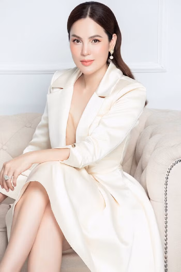 Không quá cầu kỳ, những thiết kế từ chất liệu tuýt và form dáng chuẩn của các thương hiệu quốc tế giúp Phương Lê tự tin hơn khi xuất hiện trong vai trò một nữ doanh nhân. Ảnh - FBNV.