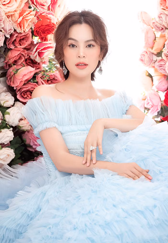 Đáp lại bình luận kém duyên “ngực chảy xệ mà cũng khoe”, hoa hậu Phương Lê chia sẻ: “Tôi tự hào về bộ ngực vì nhờ đó mà tôi nuôi ba con tôi khôn lớn, nó đánh dấu chặng đường làm mẹ vất vả và đầy hạnh phúc”.