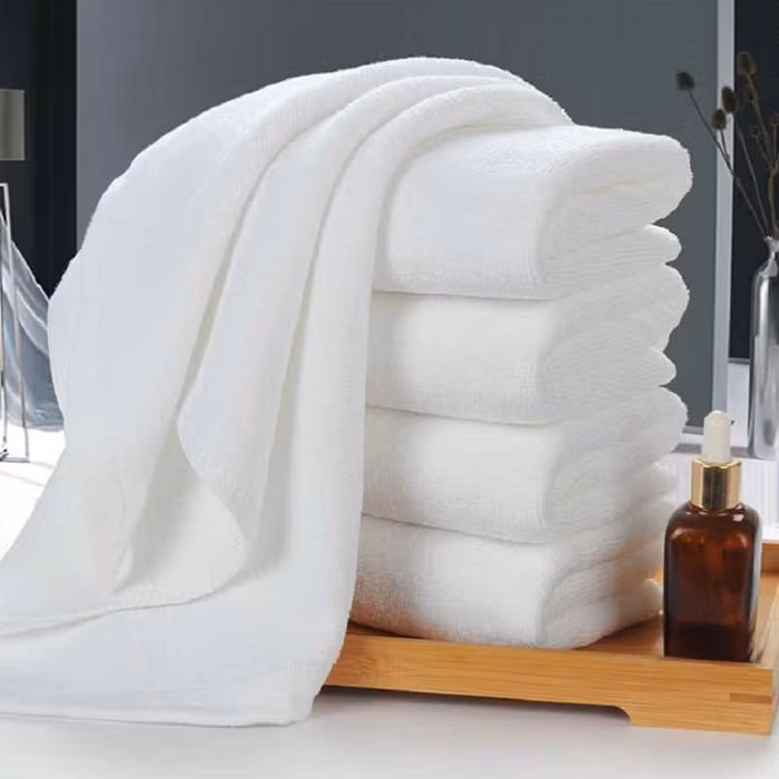 Khăn tắm. Giống như bàn chải, khăn tắm thường xuyên ẩm ướt khiến vi khuẩn, nấm thoải mái sinh sôi. Thực tế, từng có trường hợp dùng chung khăn tắm làm lây truyền đau mắt đỏ, tụ cầu vàng. Tốt nhất, mỗi người nên có một chiếc khăn riêng, giặt sạch rồi phơi ngoài nắng cho thật khô sau mỗi lần sử dụng.